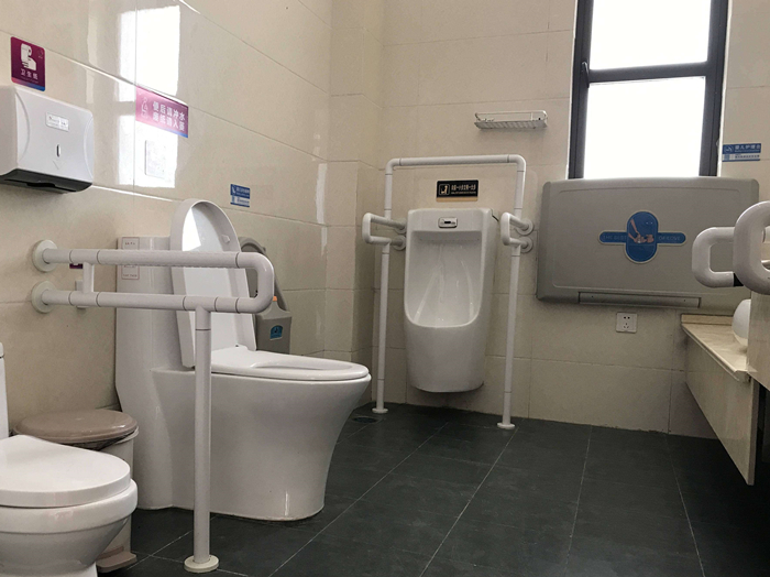 無障礙扶手出現(xiàn)在公共衛(wèi)生間，于細微處見關(guān)懷